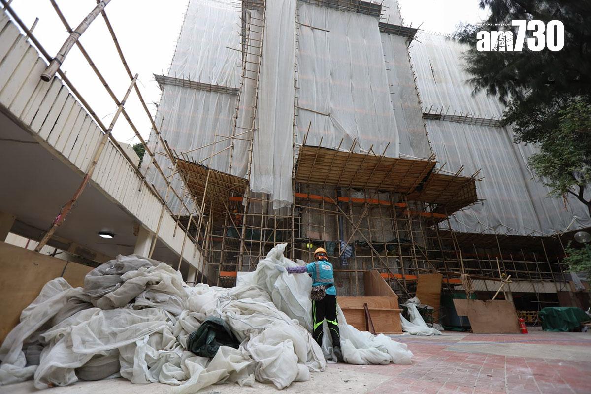 政府要求全港大維修樓宇最遲周六須拆除外牆棚架的棚網,怡閣苑今日正拆除棚網。(鍾式明攝)