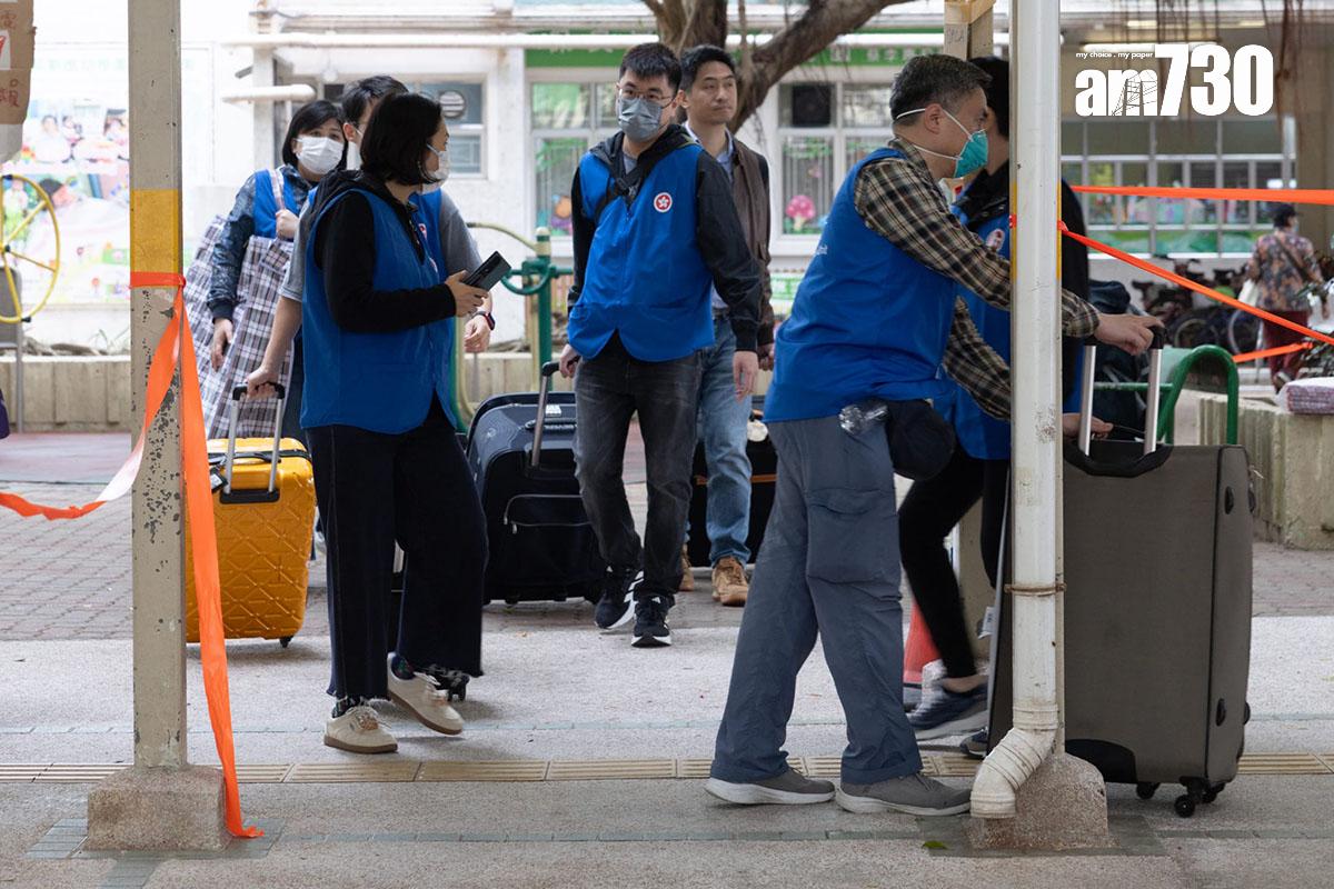 大埔宏福苑宏志閣第二日容許居民返回寓所取回物品,有「政府應急隊」人員在場協助。(蘇文傑攝)