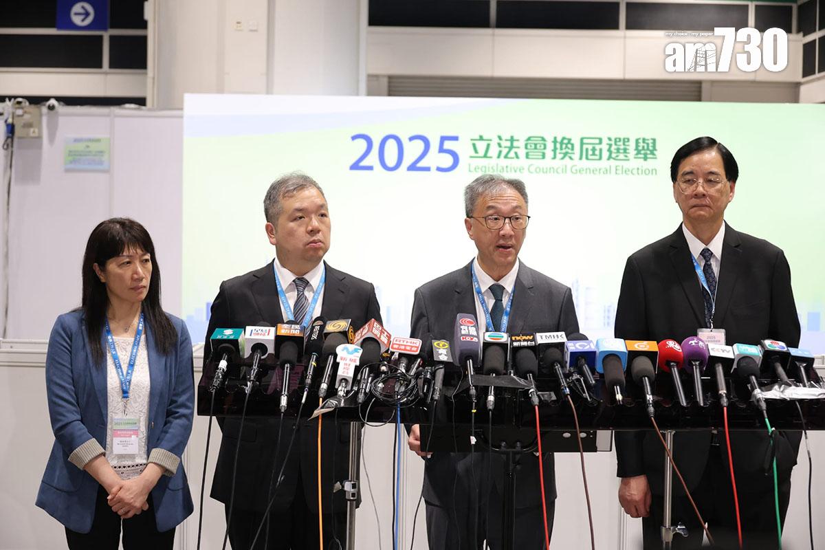 選舉管理委員會在投票時段結束後,總結整個投票日情況。(林俊源攝)