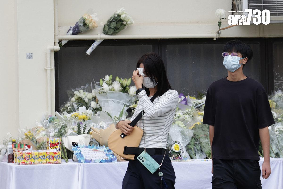 何偉豪在大埔宏福苑五級火當中不幸殉職,事後有市民到沙田消防局獻花悼念。(資料圖片/吳康琦攝)