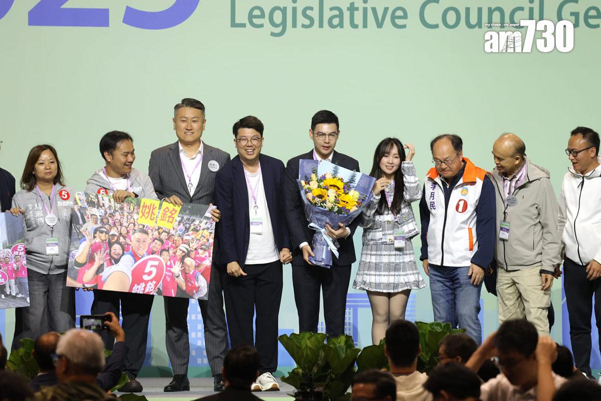 立法會換屆選舉新界北選區,譚鎮國及姚銘獲親友上台慶祝當選。(林俊源攝)