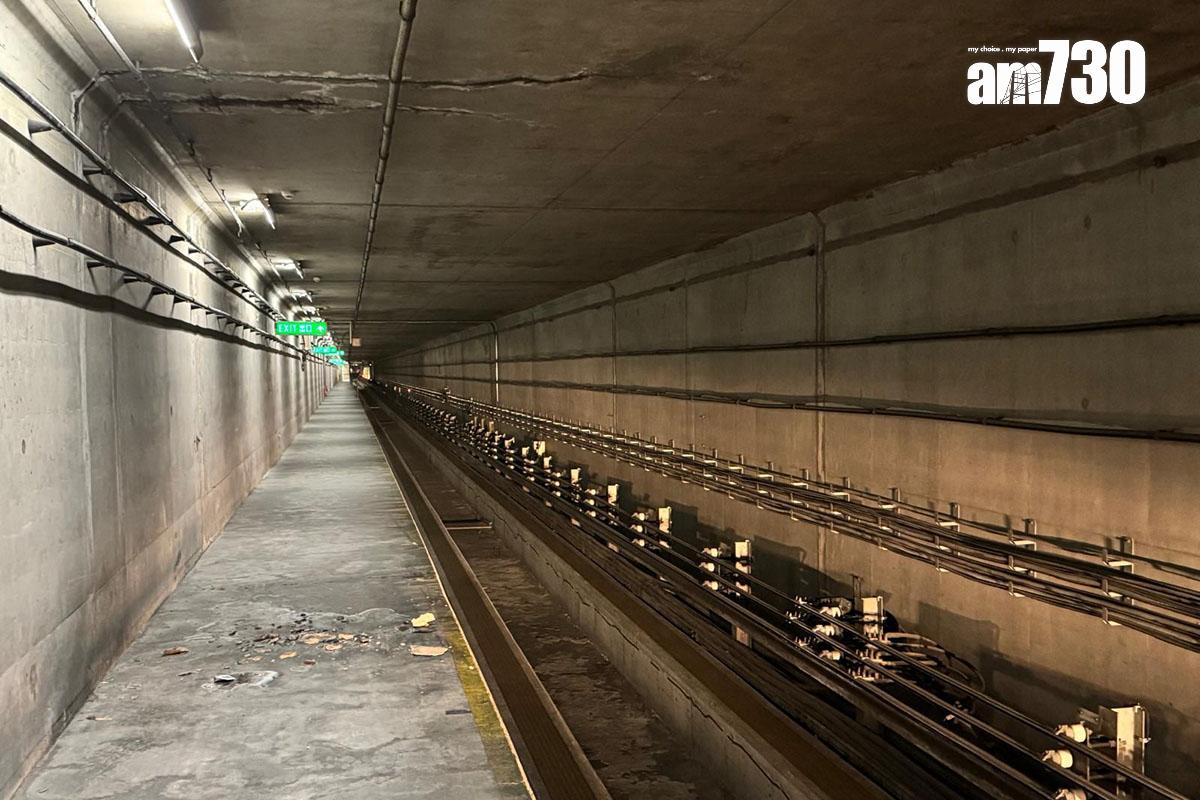 香港國際機場旅客捷運系統有石屎剝落,部分較大型碎塊跌在路軌旁的緊急逃生通道。(消息人士提供)