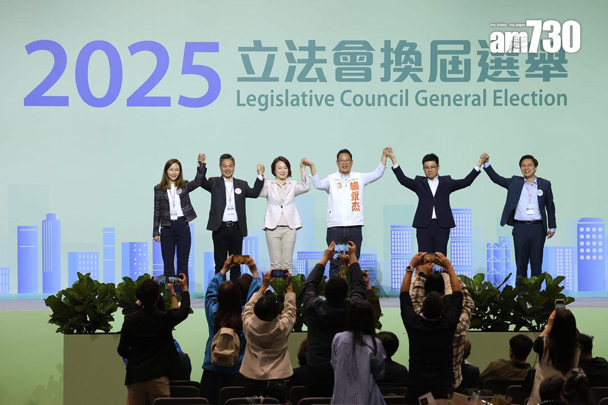 立法會換屆選舉九龍中選區6名候選人在台上攜手合照。(林俊源攝)