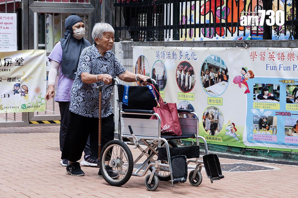 有南韓人覺得本港有不少長者在街頭活動,包括由子女或外傭扶住慢慢散步的長者,情景很特別。(資料圖片/周令知攝)