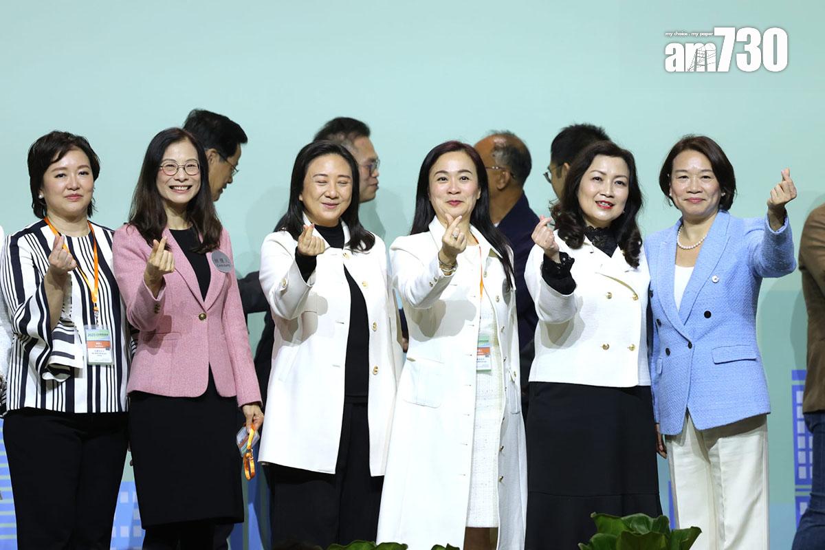 立法會換屆選舉選委會界別投票結果公布後,各候選人在台上祝賀或合照。(林俊源攝)