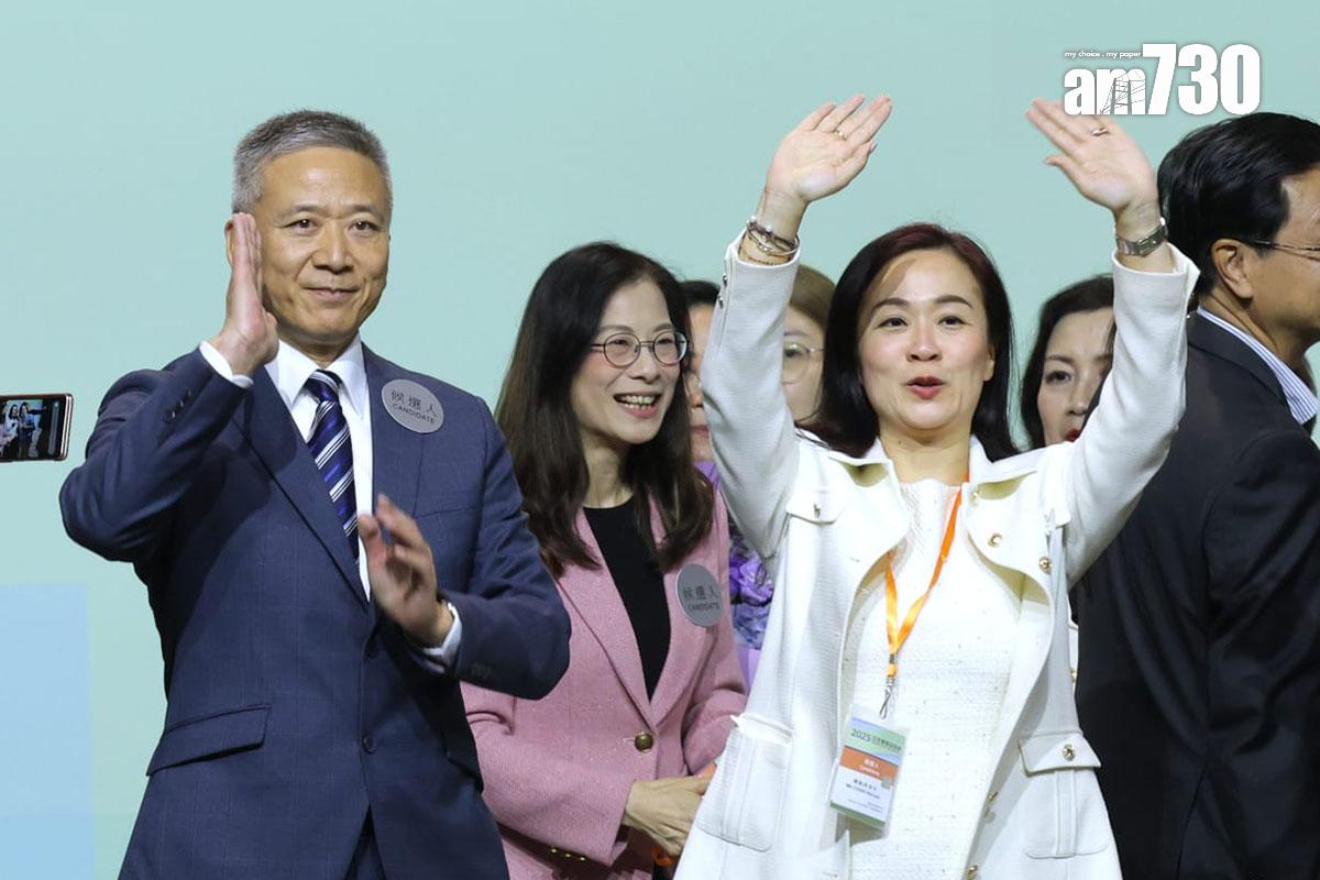 姚柏良(左一)及陳凱欣(右二)成為選委會界別「票王」及「票后」。(林俊源攝)