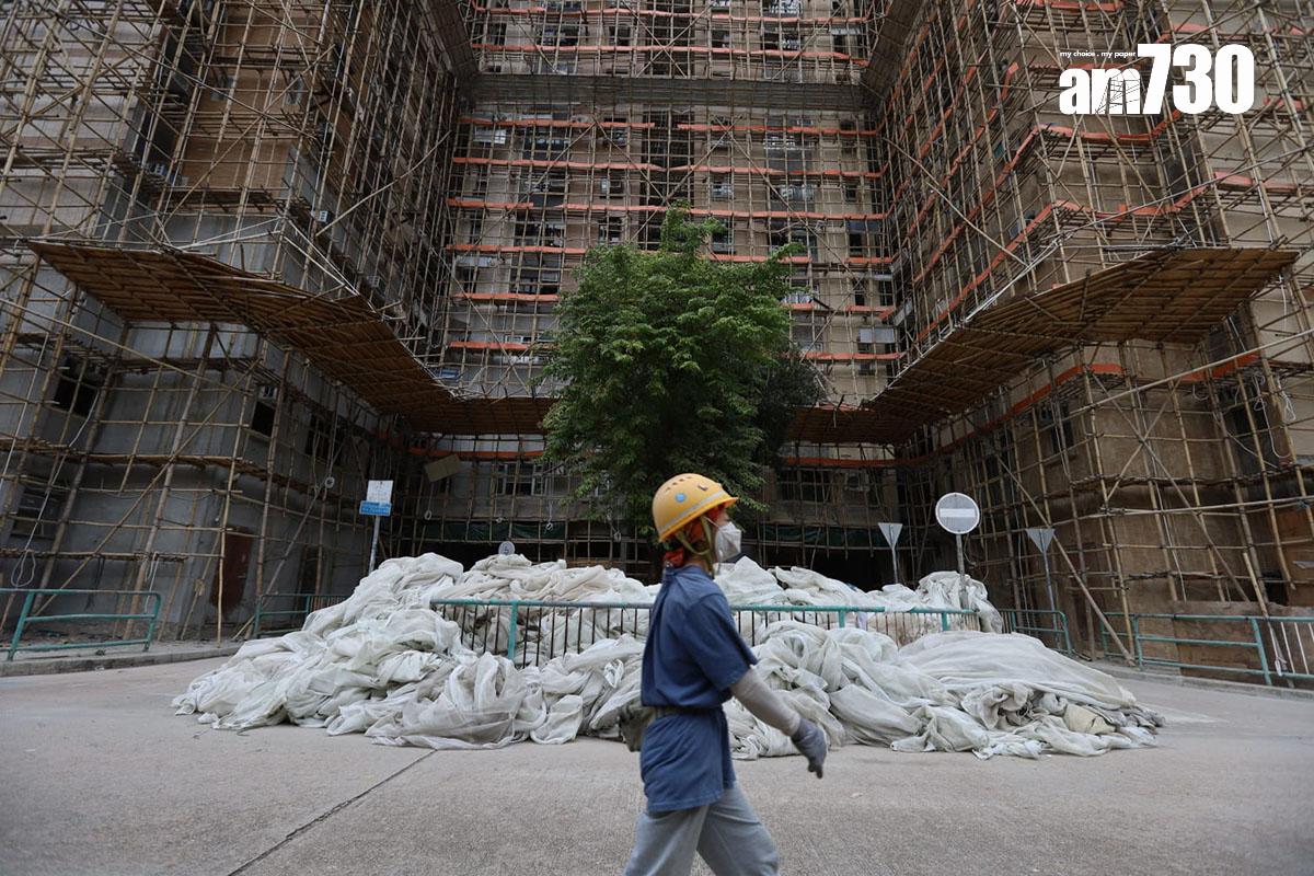 政府要求全港大維修樓宇最遲周六須拆除外牆棚架的棚網,怡閣苑今日正拆除棚網。(鍾式明攝)