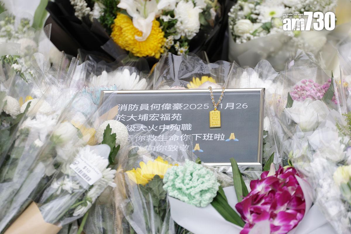 何偉豪在大埔宏福苑五級火當中不幸殉職,事後有市民到沙田消防局獻花悼念。(資料圖片/吳康琦攝)