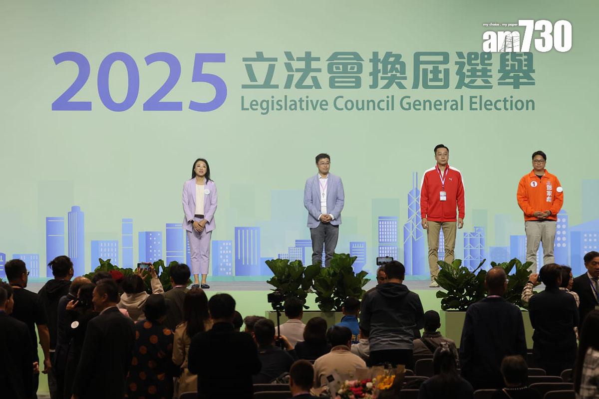 立法會換屆選舉九龍東選區,顏汶羽(左二)不敵鄧家彪及張培剛(右一、二)失去議席。(林俊源攝)