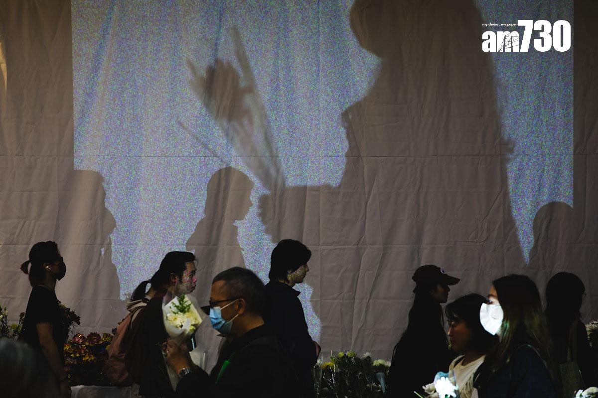 九龍殯儀館第三日開放供市民悼念大埔宏福苑五級火遇難者。(吳康琦攝)