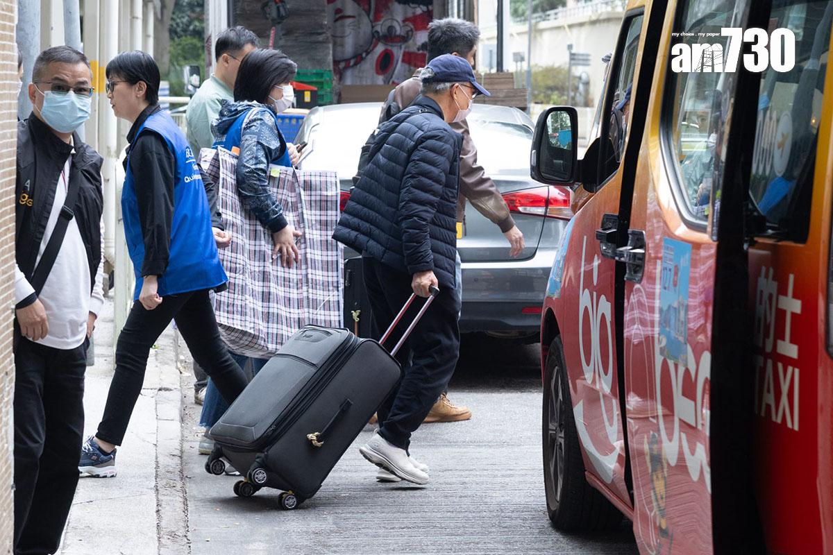 大埔宏福苑宏志閣第二日容許居民返回寓所取回物品,有「政府應急隊」人員在場協助。(蘇文傑攝)