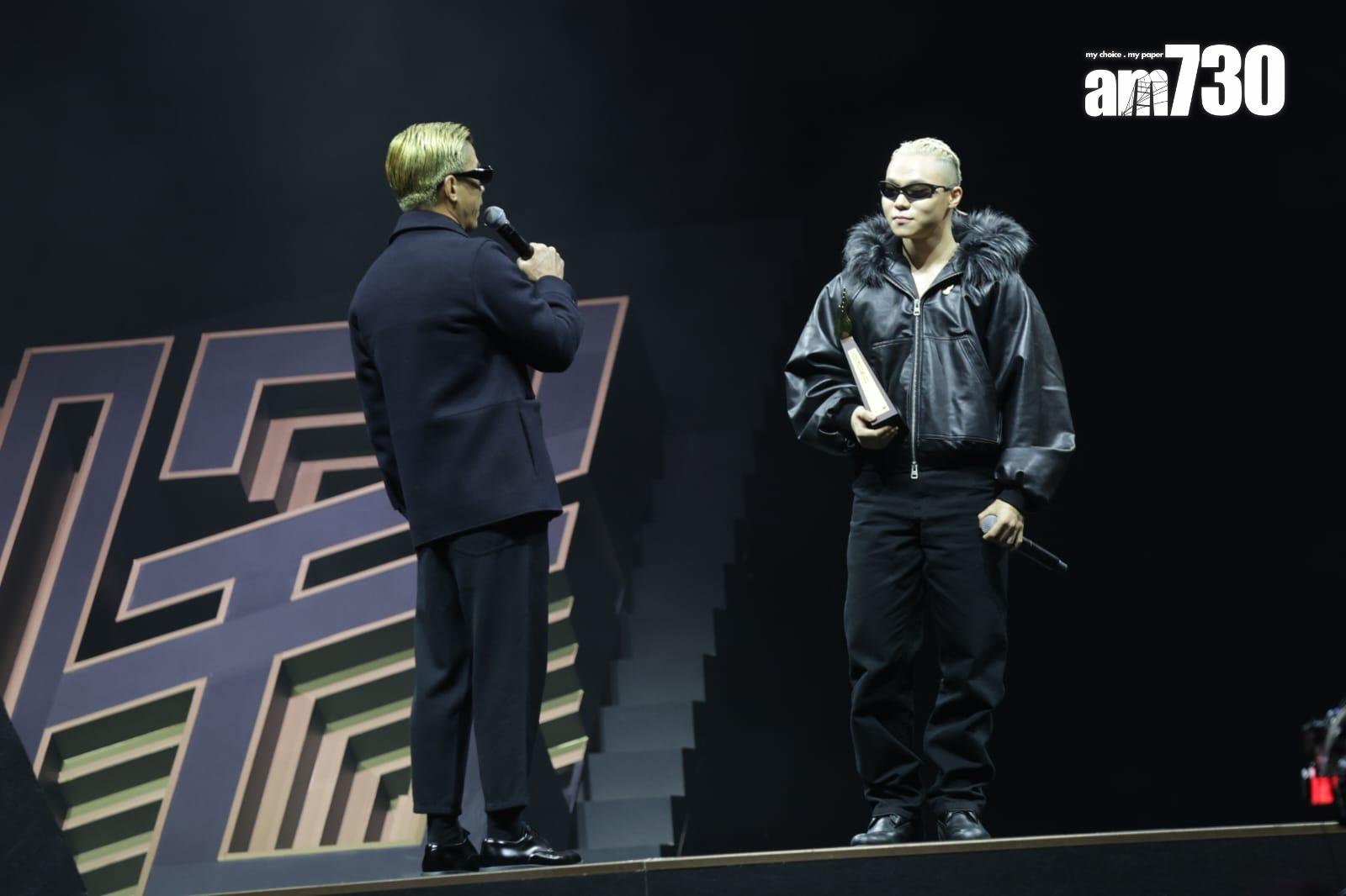 林海峰用背脊公布叱咤樂壇至尊歌曲大獎。 (吳康琦攝)