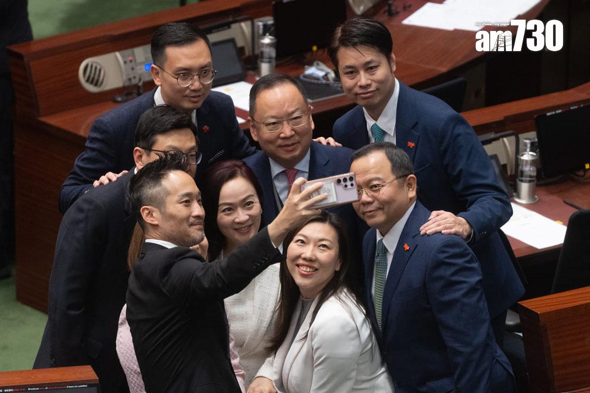 多名立法會議員在議事廳合照。(蘇文傑攝)