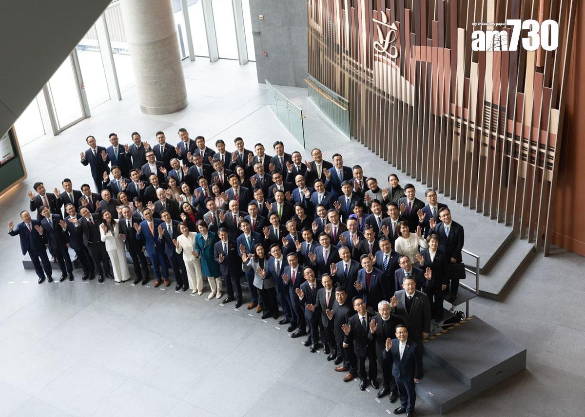 立法會議員完成宣誓後,與特首和政府官員合照。(蘇文傑攝)