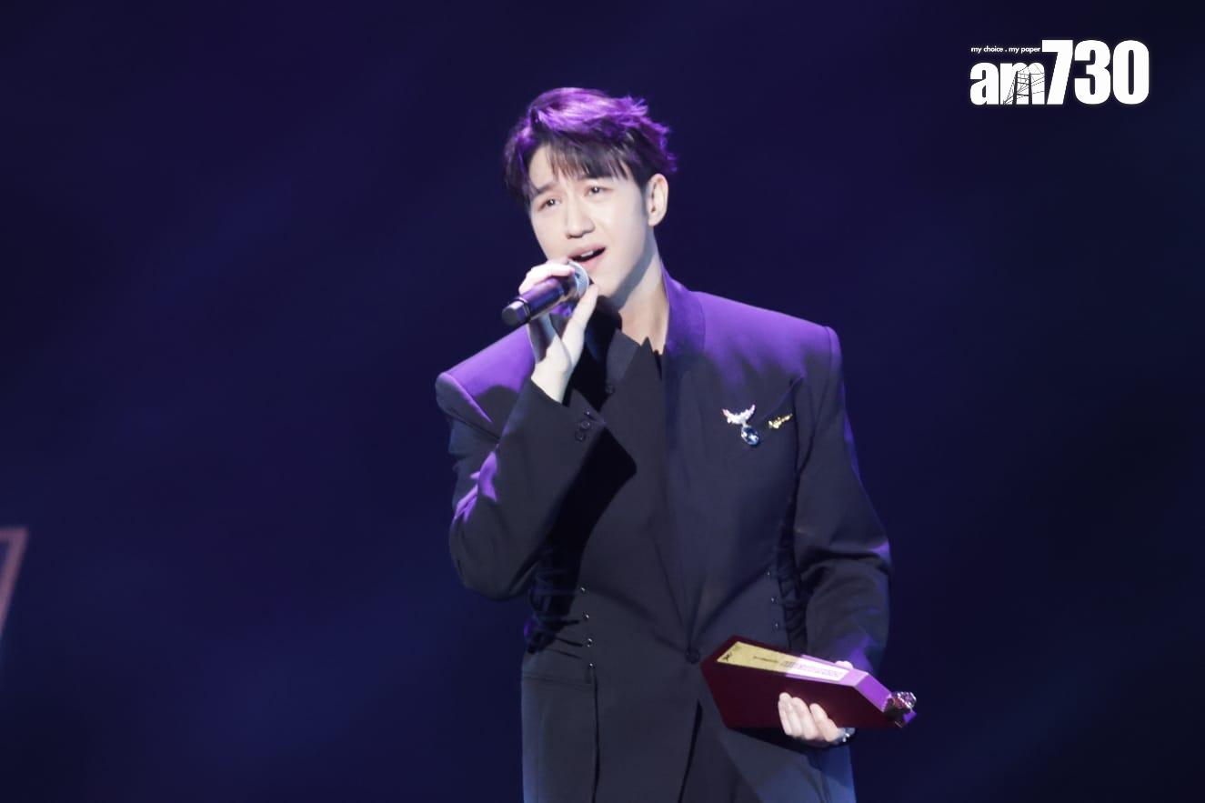 馮允謙等足15年終於奪得男歌手金獎。(吳康琦攝)