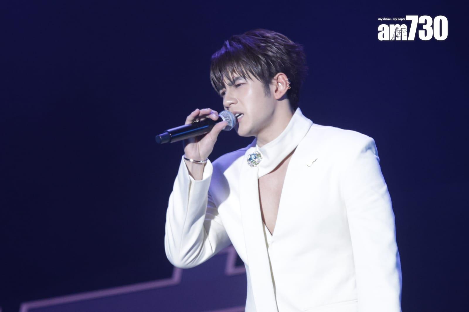 魏浚笙唱出《白色踢死兔》,整體表現尚算平穩,但有一段要高音唱出時,就陷走音邊緣。(吳康琦攝)