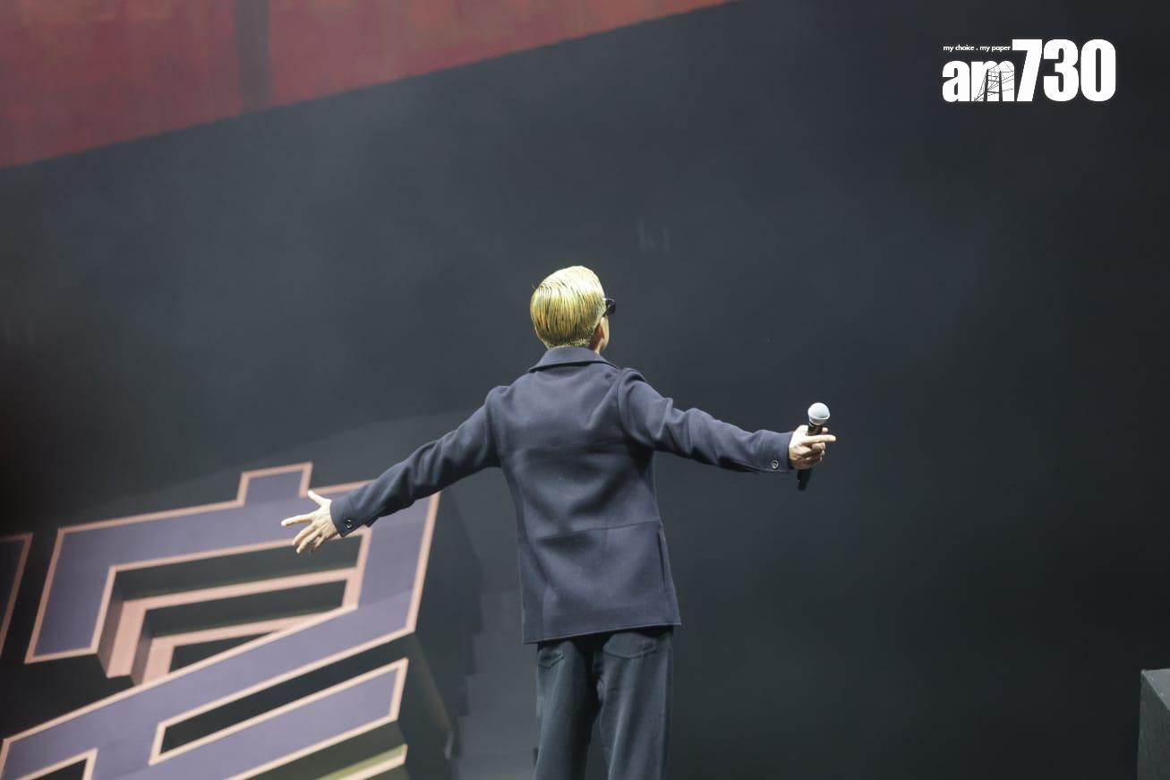 林海峰用背脊公布叱咤樂壇至尊歌曲大獎。 (吳康琦攝)