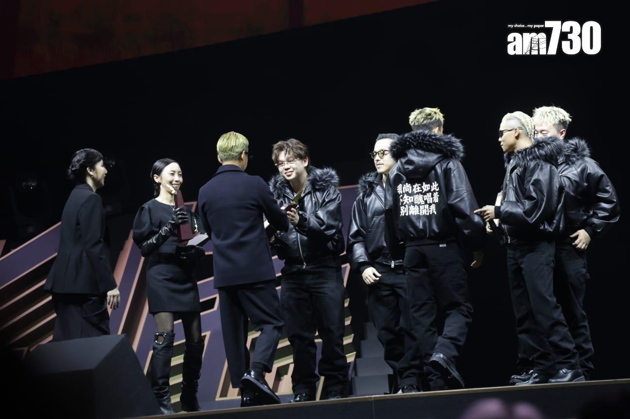 湯令山憑《用背脊唱情歌》首奪至尊歌曲。 (吳康琦攝)