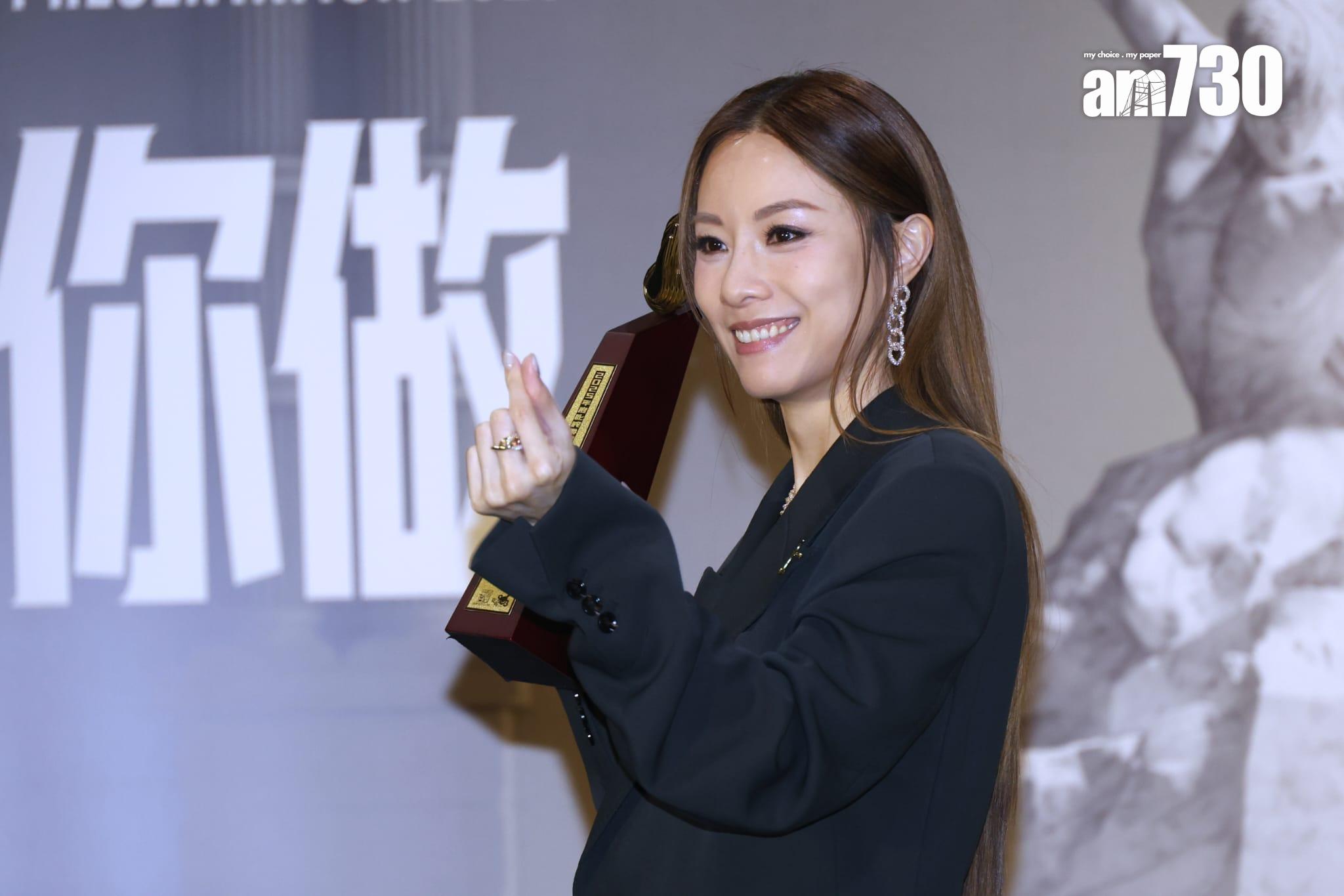 鄧麗欣喜獲「我最喜愛的女歌手」。(林俊源攝)