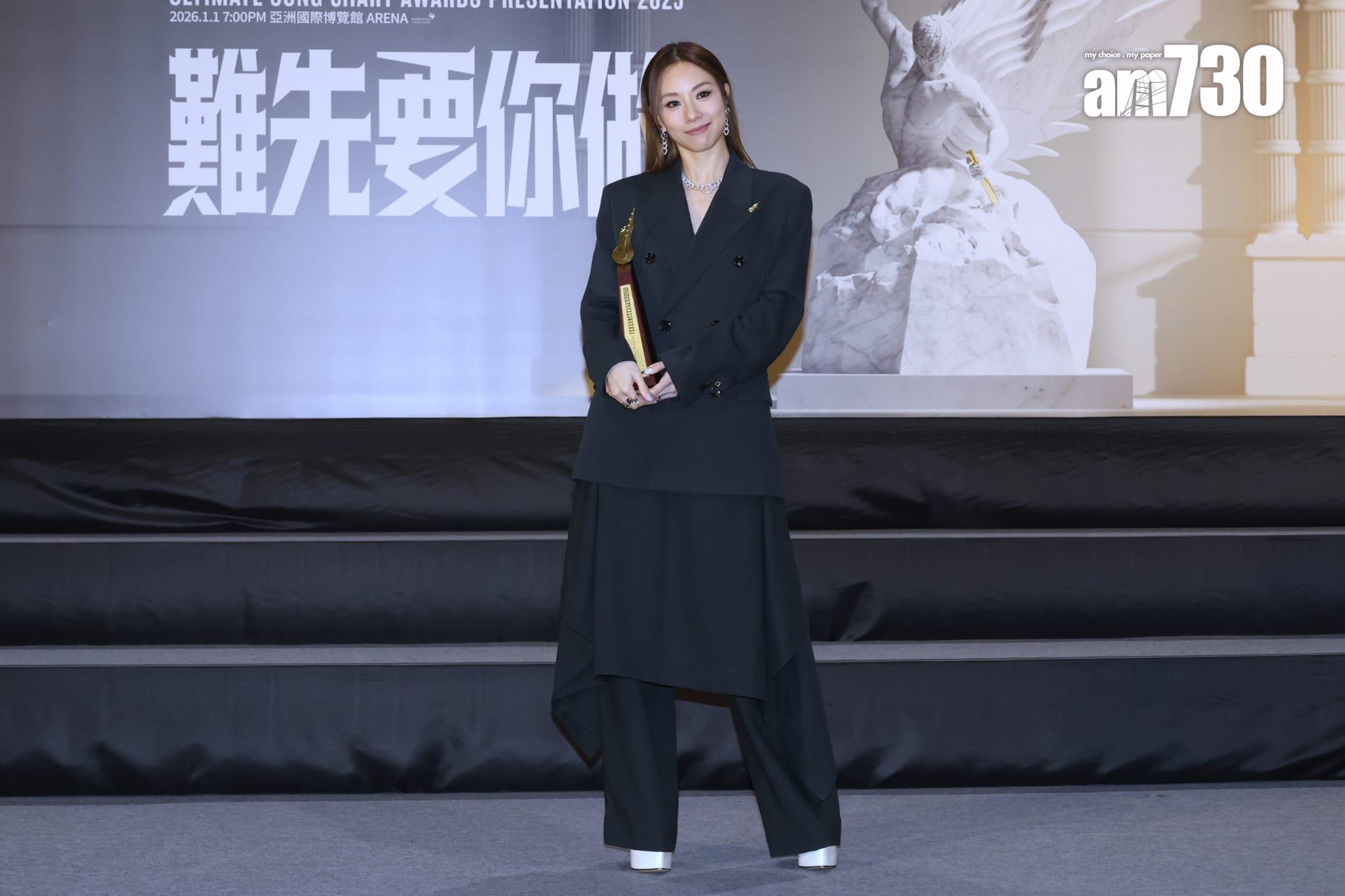 鄧麗欣喜獲「我最喜愛的女歌手」。(林俊源攝)