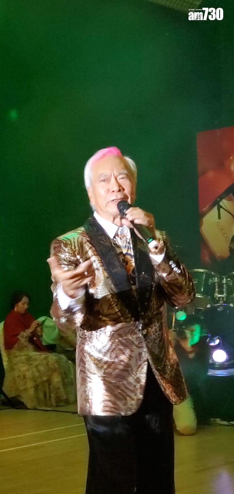 基哥已經走出情傷,他昨天(31日)在私人場所登台唱歌。(照片讀者提供)