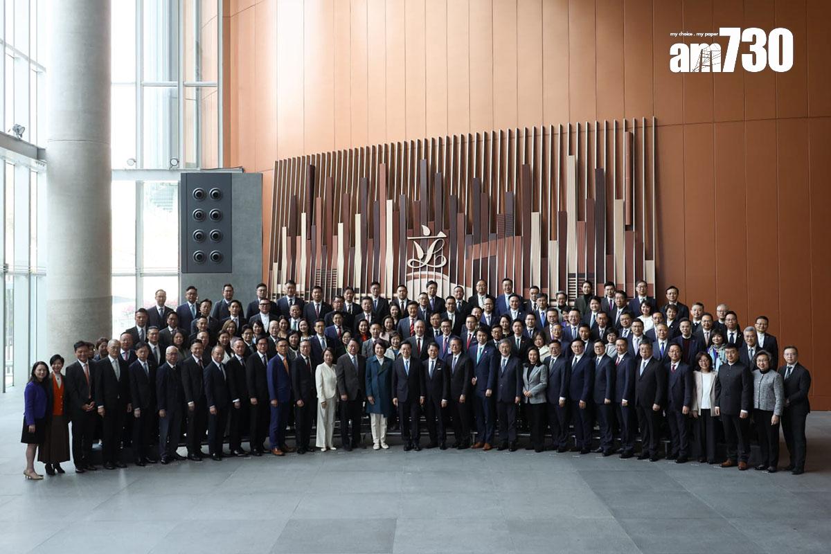 立法會議員完成宣誓後,與特首和政府官員合照。(周令知攝)