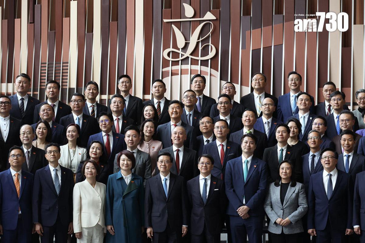 立法會議員完成宣誓後,與特首和政府官員合照。(周令知攝)