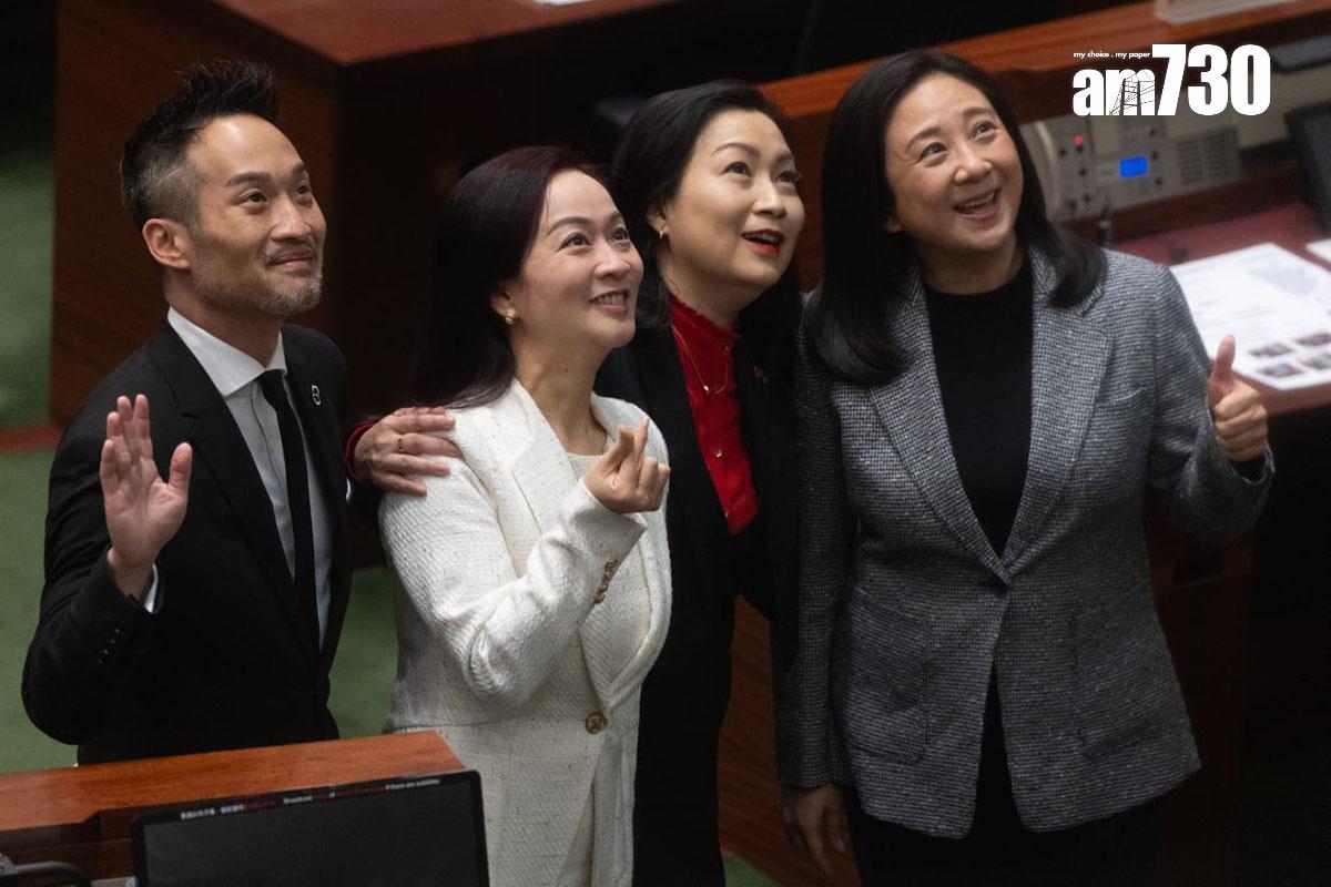 多名立法會議員在議事廳合照。(蘇文傑攝)