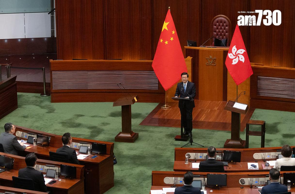 李家超表示,議員不應只擔任評論者,而是要發揮民意代表角色向政府積極發言。(蘇文傑攝)