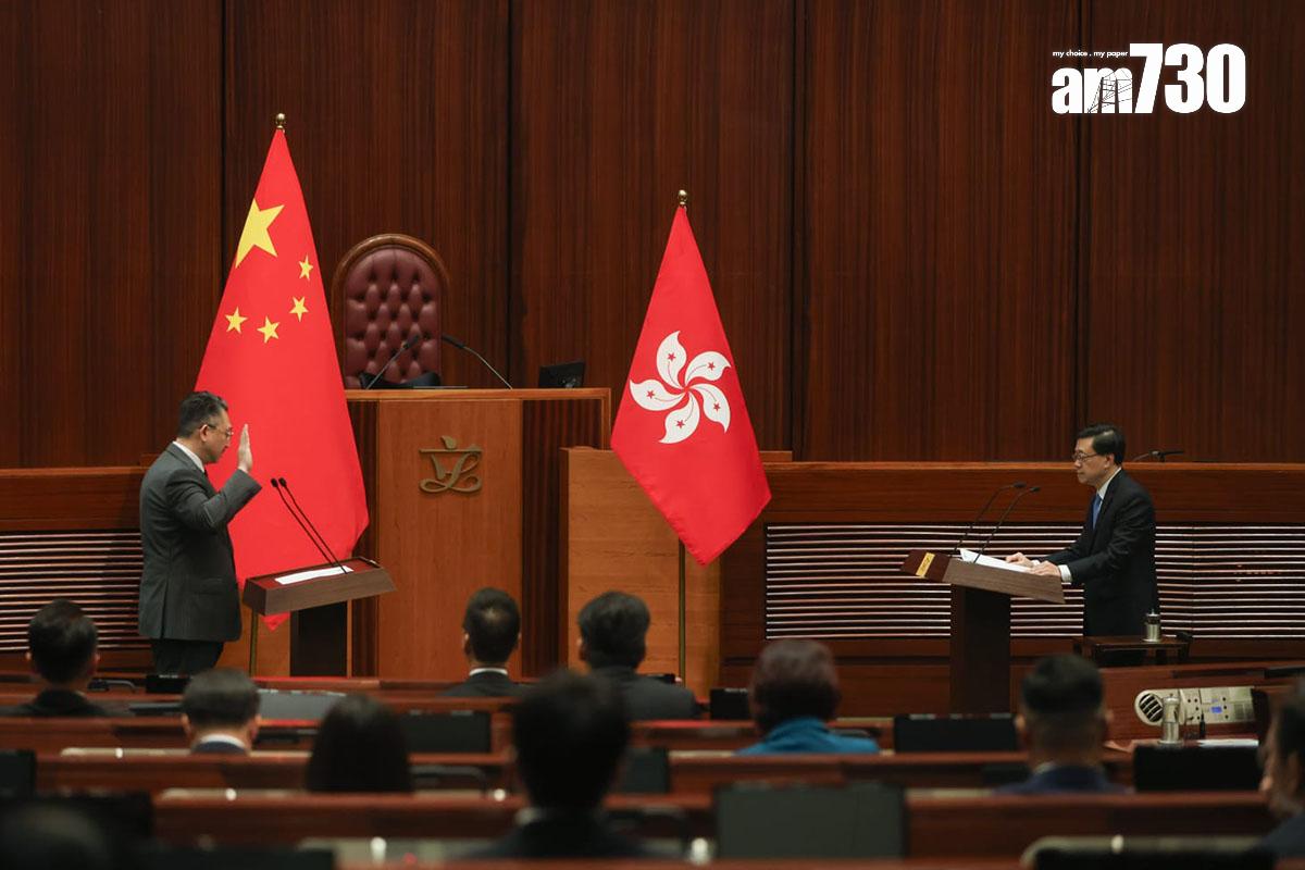 立法會議員由李家超監誓。(周令知攝)