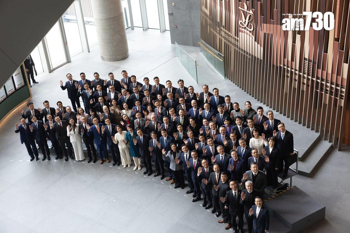 立法會議員完成宣誓後,與特首和政府官員合照。(蘇文傑攝)