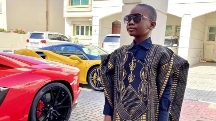 著尼日利亞傳統服飾，在杜拜豪宅留影。(互聯網)