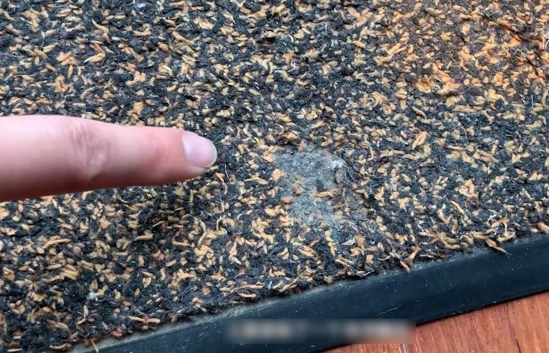 喜來登豪華雙床房露台門地墊有香口膠漬。(互聯網)