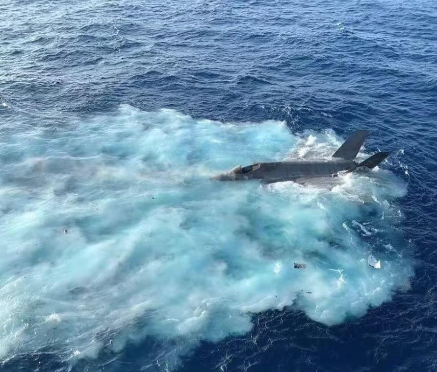 美軍F35隱形戰機降落失敗後墜海。(互聯網)
