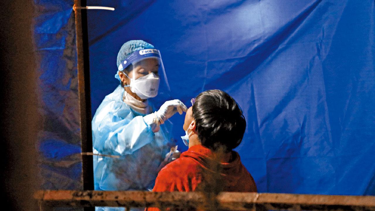 支援抗疫｜內地援港物資陸續分發社區  李大川：9千人採樣隊 隨時來港