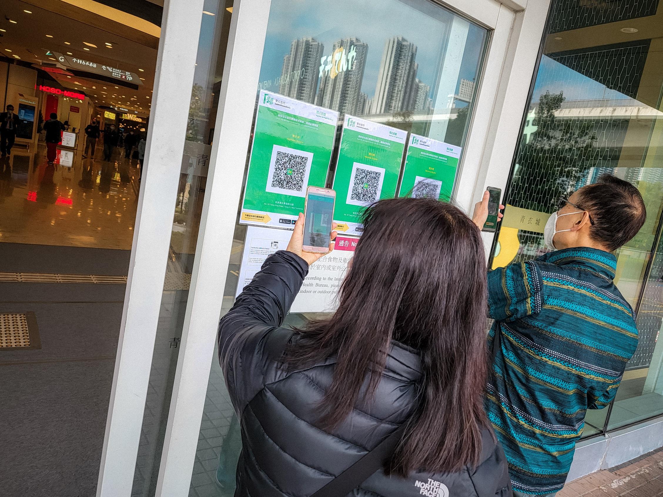 「疫苗通行證」現已生效，市民進入相關處所必須掃描「安心出行」和帶備接種記錄。(資料圖片／莊振邦攝)