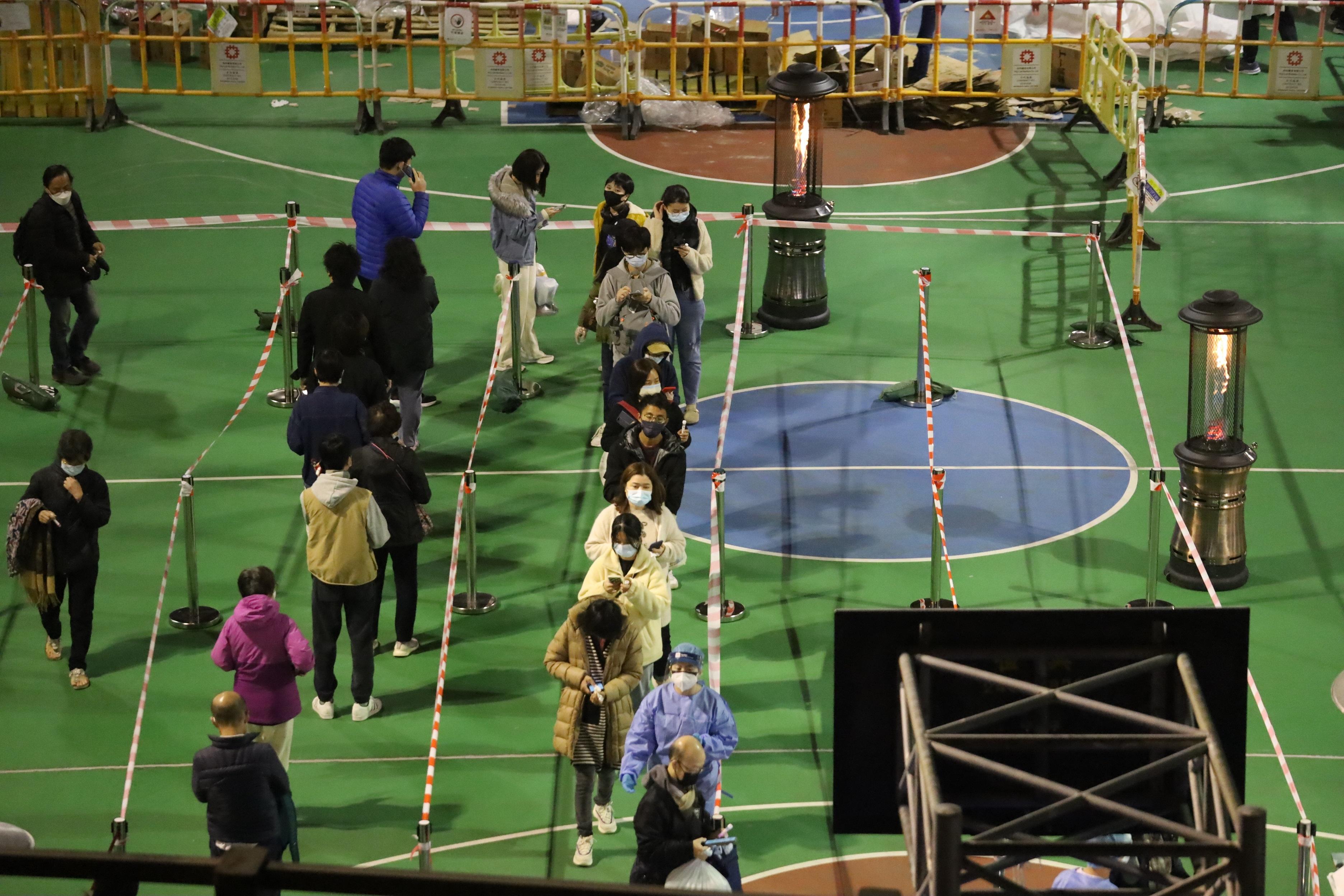 秀茂坪安泰邨明泰樓圍封檢測。(資料圖片／鍾式明攝)