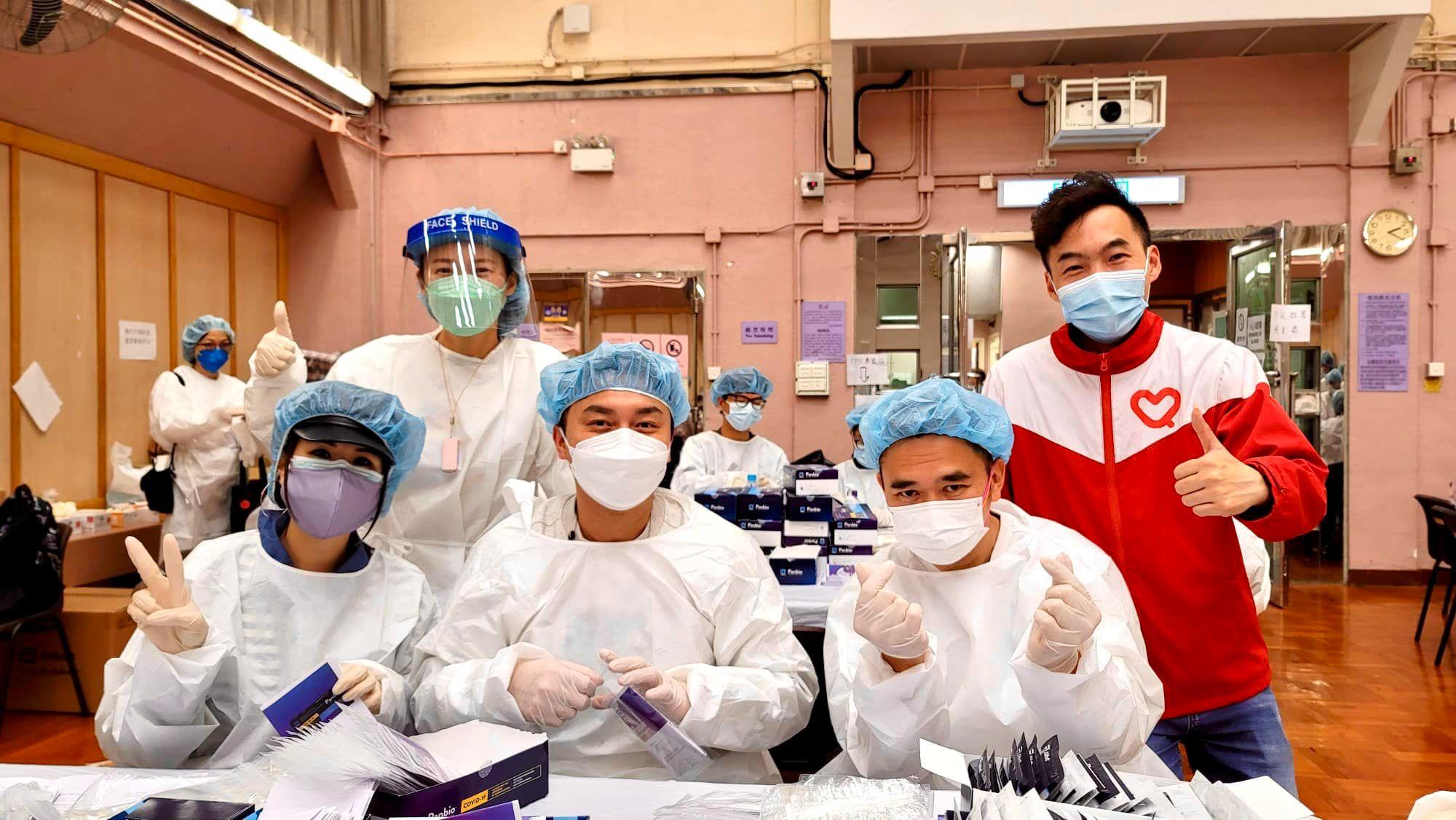 莊思明、楊明及玻璃朱等到深水埗包裝抗疫物資。