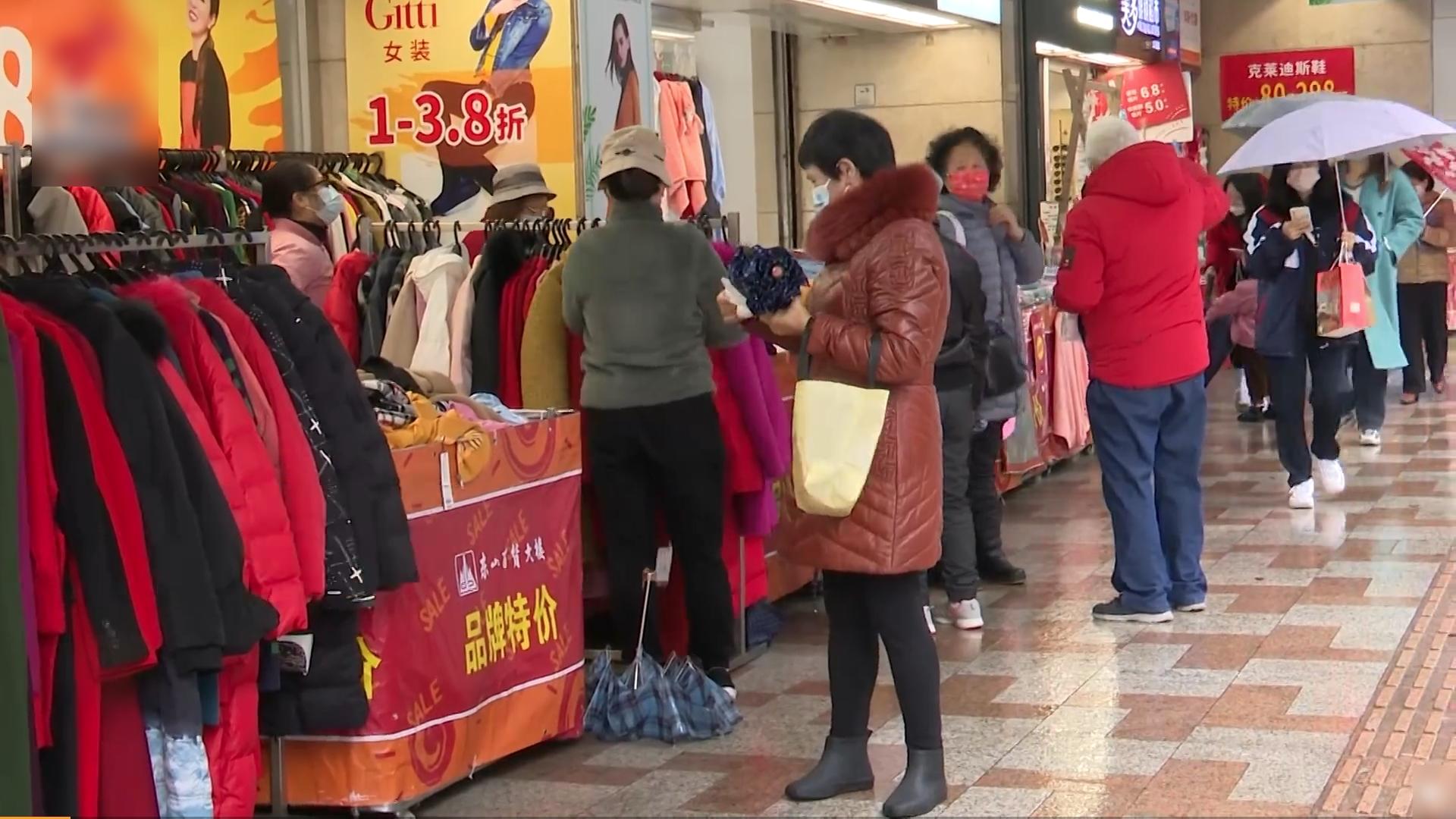 廣州有百貨公司表示，近日羽絨、羊毛衫等銷量多一倍幾。(互聯網)