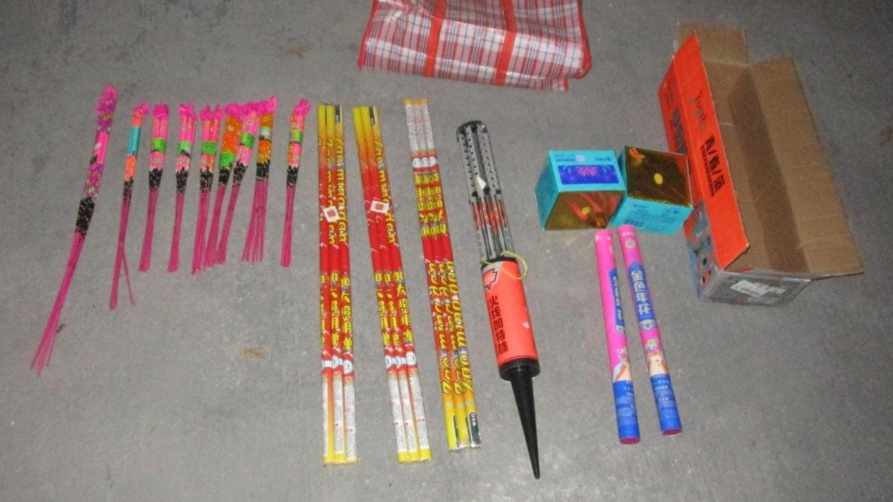 警方在行動中檢獲的煙花爆竹。(警方圖片)