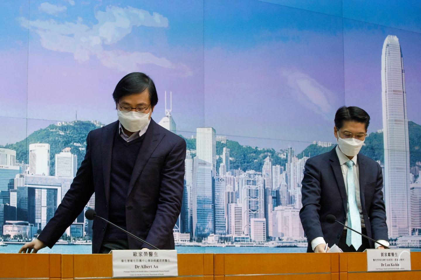 衛生防護中心傳染病處首席醫生歐家榮(左)及醫管局總行政經理(質素及標準)劉家獻(右)。(蘇文傑攝)