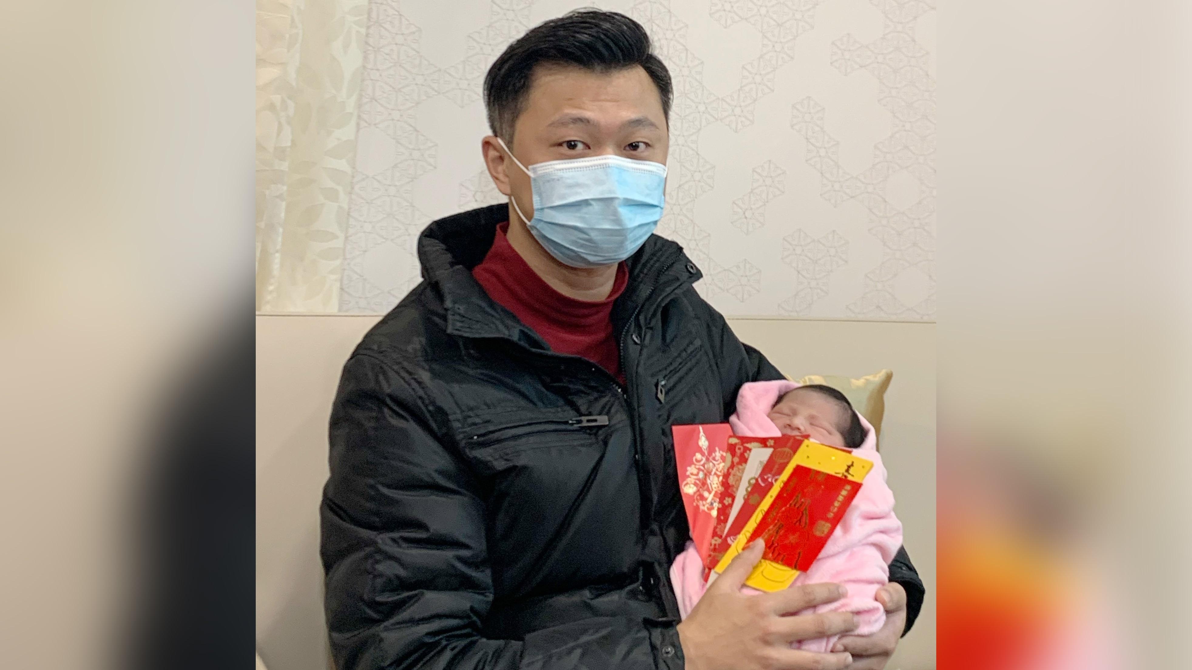 港兩女嬰虎年搶閘出生