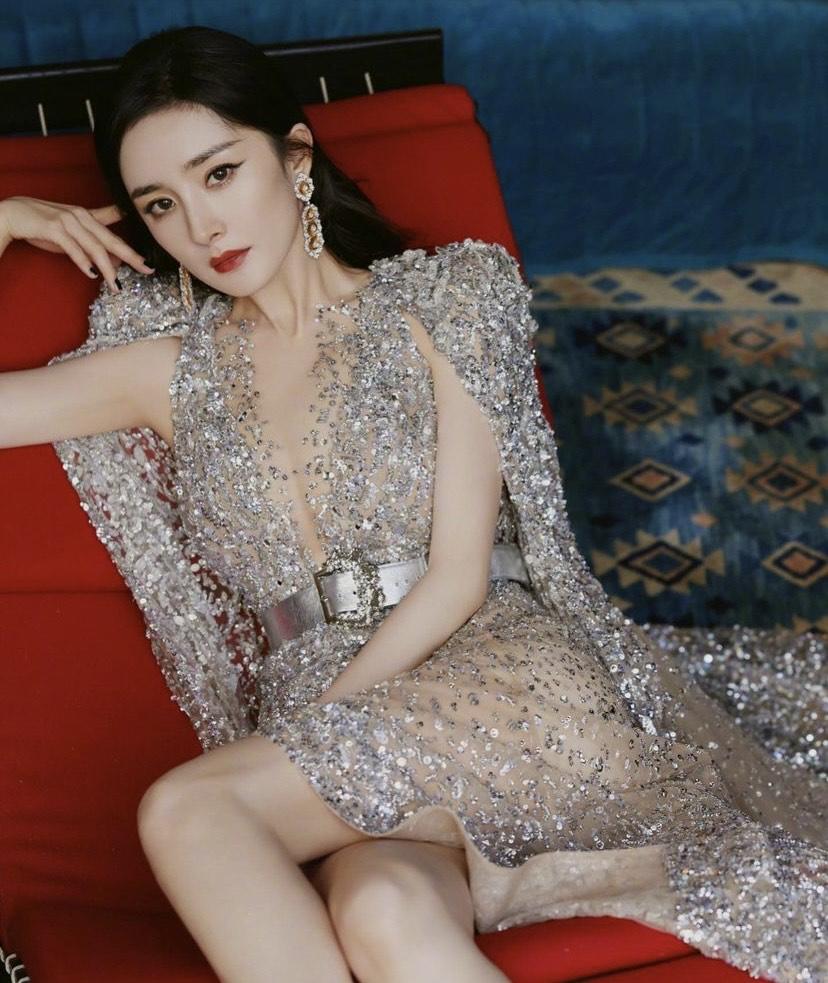 楊冪被指與高帥男上海夜會。