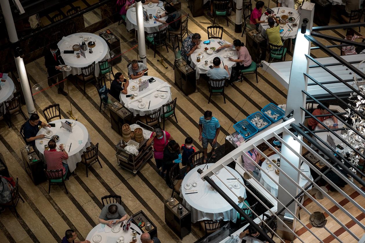 港大研究發現，在第三及第四波疫情期間禁止晚市堂食無助減低病毒即時繁殖率。(資料圖片)