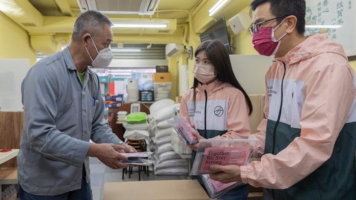 新世界加碼捐贈30萬套快速測檢包，其義工隊更將測檢包捐贈給「深水埗明哥」。(新世界圖片)