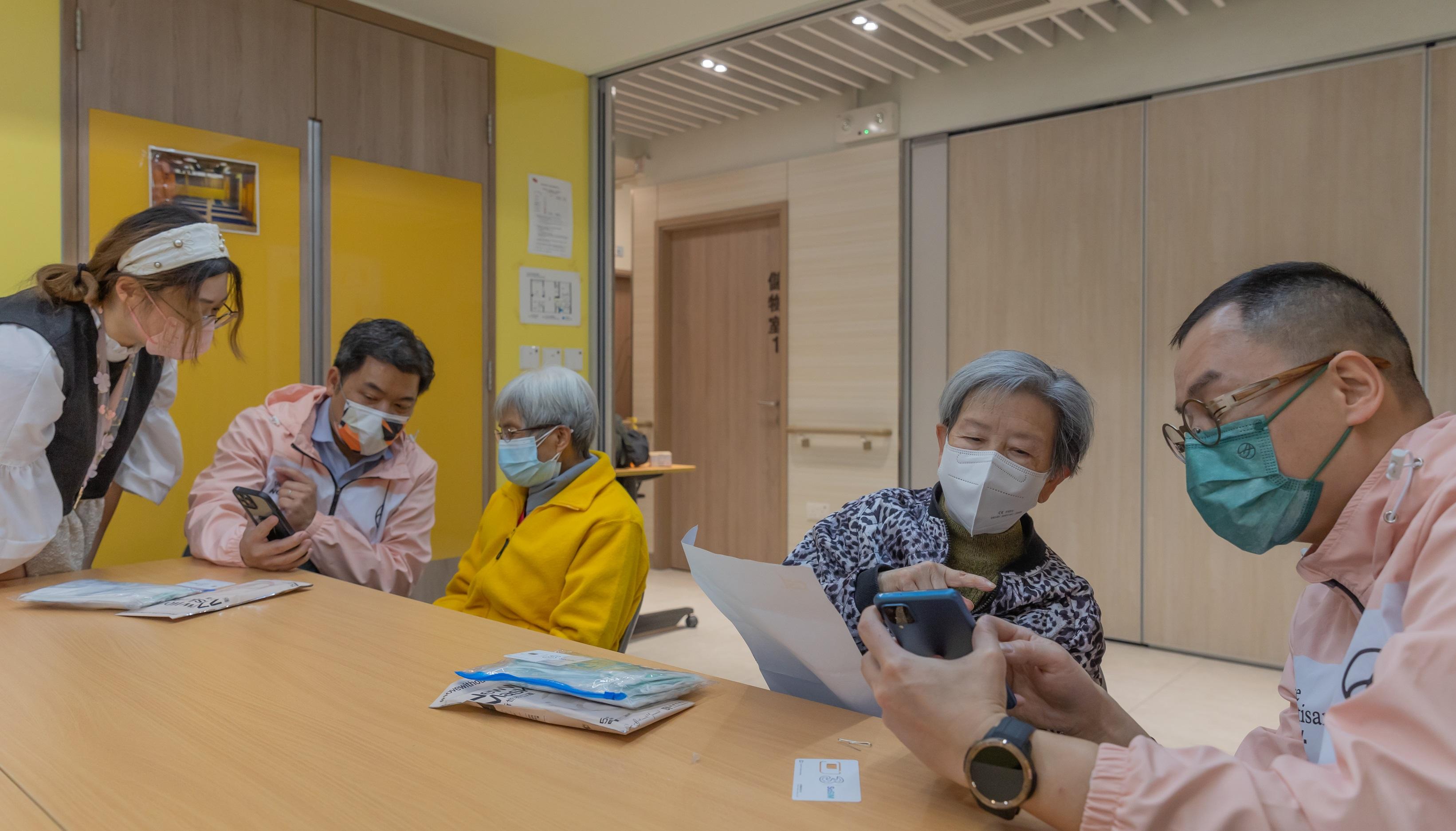 新世界與3香港本月初捐5G數據卡，料2,500名基層長者及學童受惠。(新世界提供)