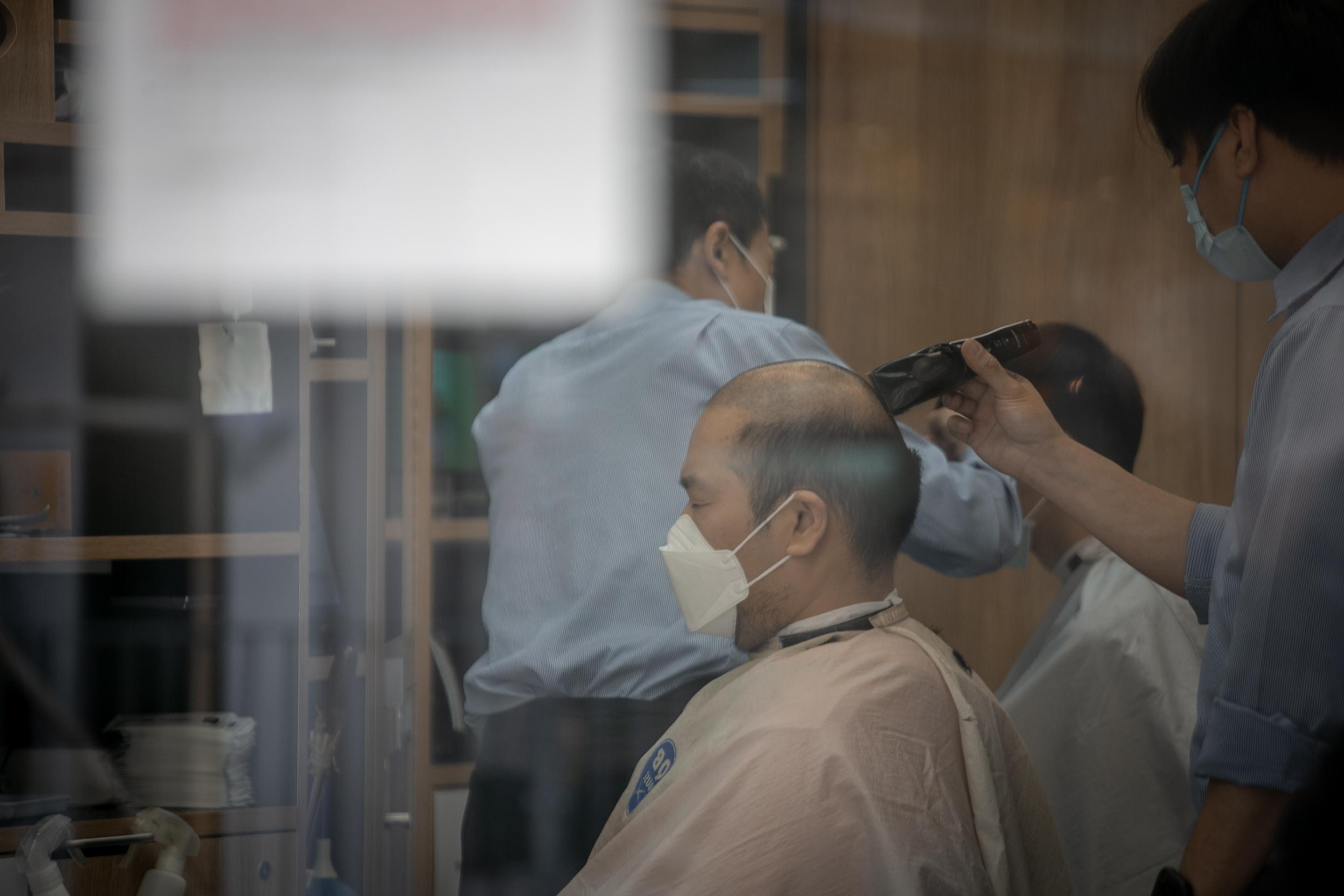 髮型屋重開，顧客須掃描「安心出行」及出示疫苗接種記錄。(資料圖片／張逸羲攝)