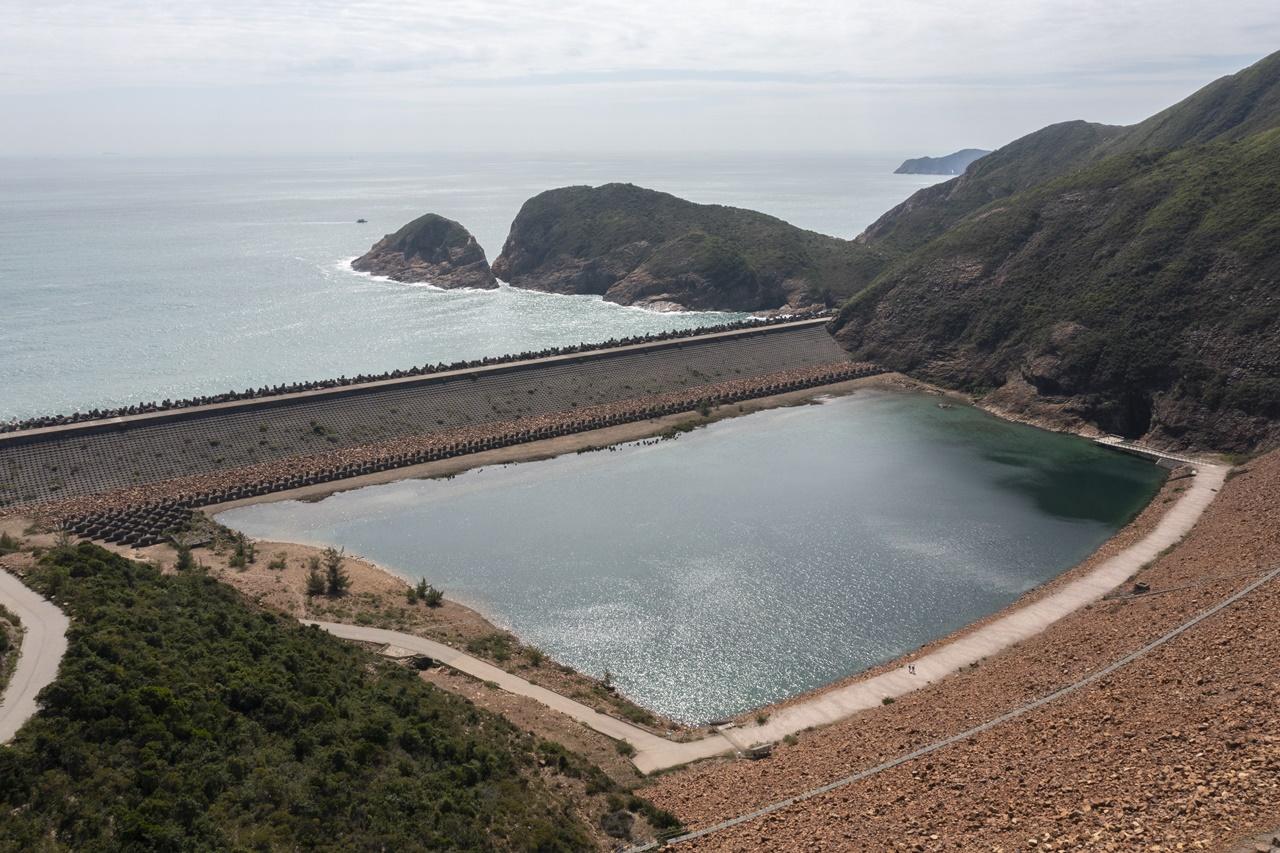 27歲女子昨日萬宜水庫行山失蹤，救援人員尋獲遺體。(資料圖片)