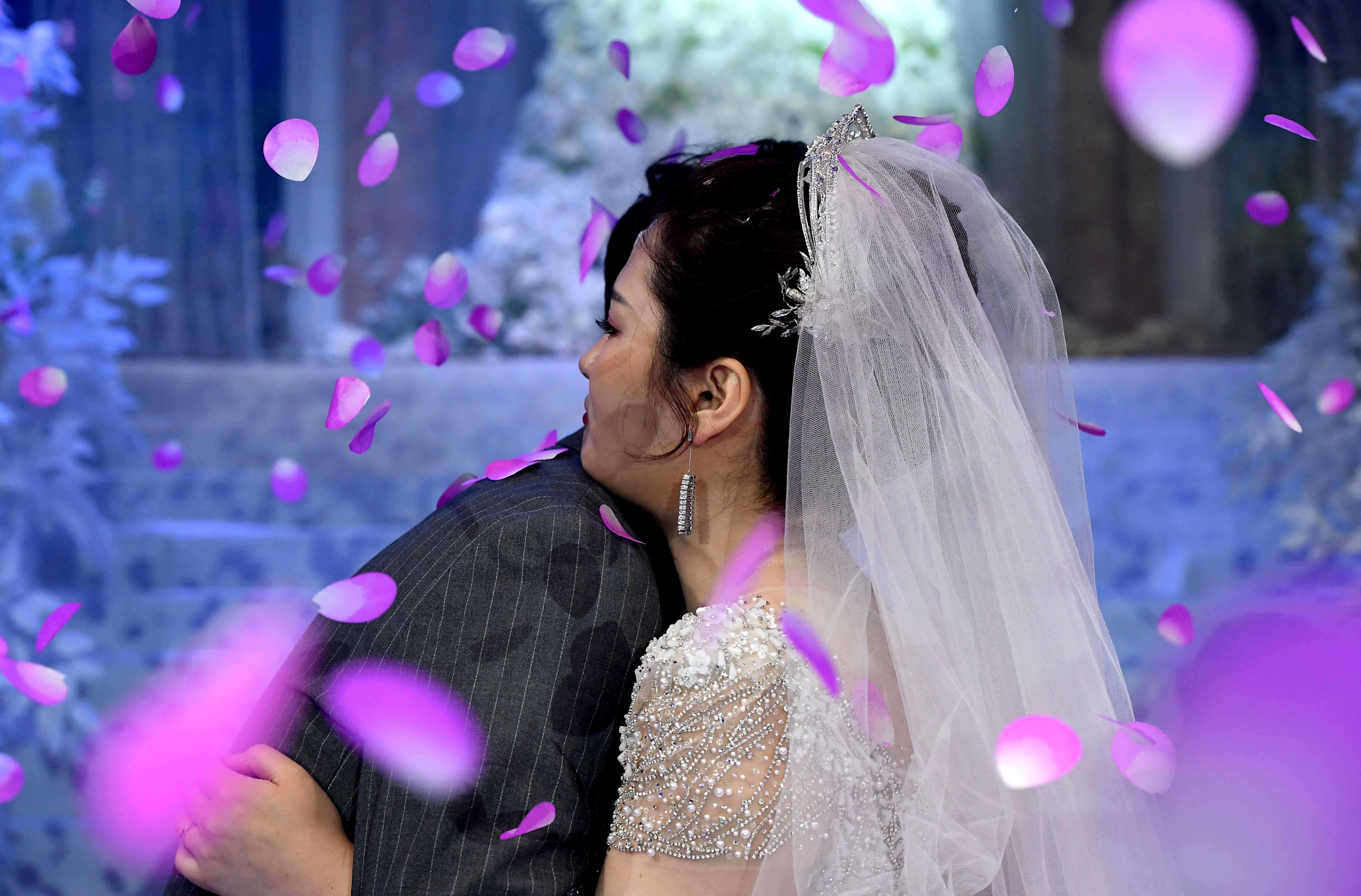 內地不少人視30歲為結婚大限。(新華社)