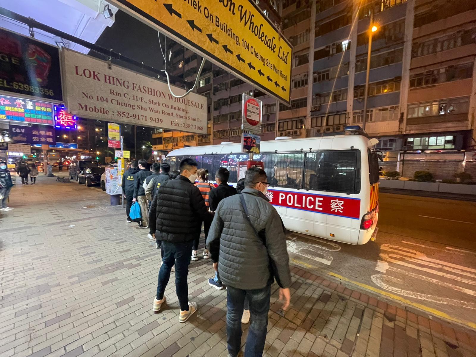 警方於深水埗破獲非法賭檔，16人被捕同時涉違限聚令。(警方圖片)